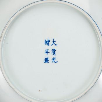 A PAIR OF BLUE AND WHITE DISHES.