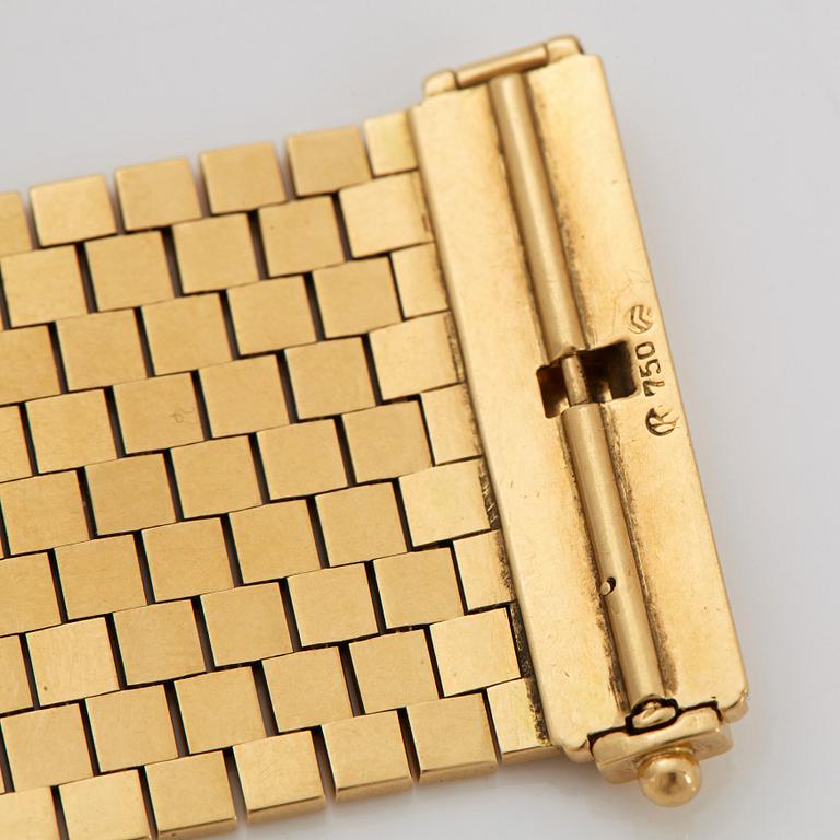An 18K gold bracelet.
