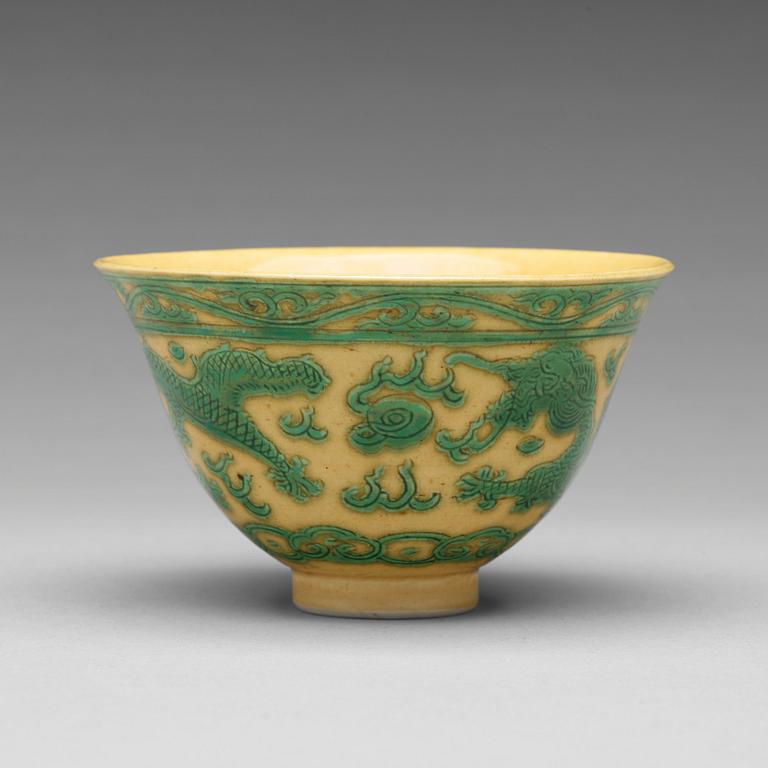 A yellow ground 'dragon' bowl, Qing dynasty, with Kangxis six character mark.