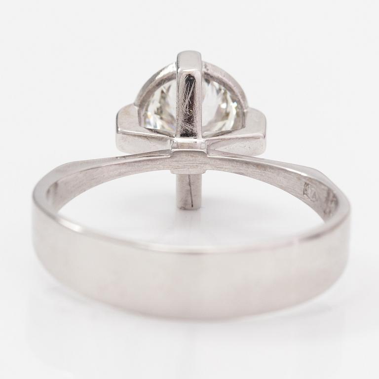 An 18K white gold ring with a ca. 1.10 ct diamond. Luolavuoren Kulta, Turku 1966. With certificate from Kultasarvi.
