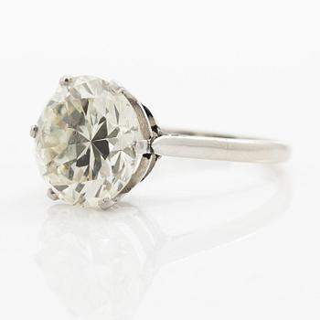 Ring med en rund briljantslipad diamant ca 6.07 ct.