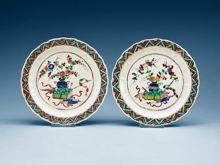 A pair of famille verte dishes, Qing dynasty, Kangxi (1662-1722).