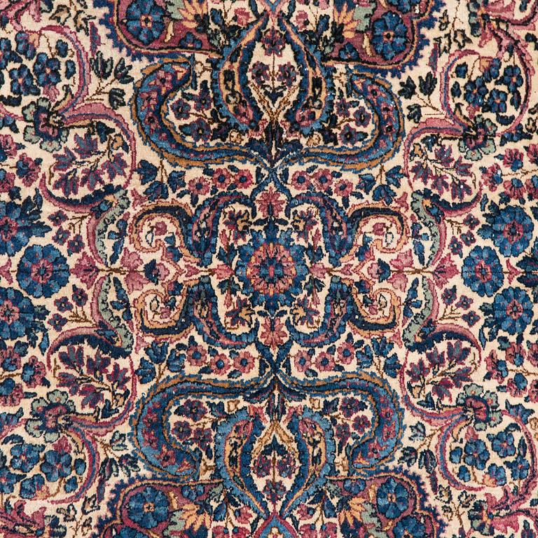 Matta, orientalisk, ca 370 x 295 cm.