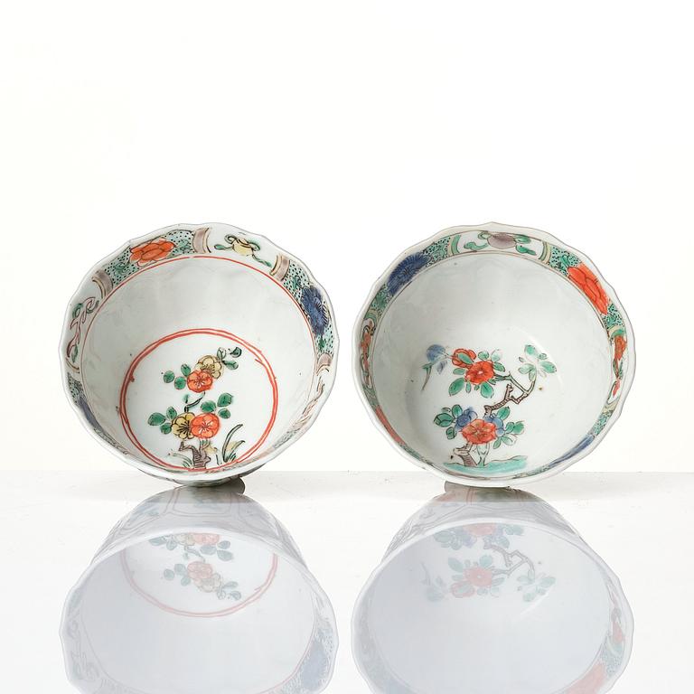 Koppar med fat, ett par, porslin. Qingdynastin, Kangxi (1662-1722).