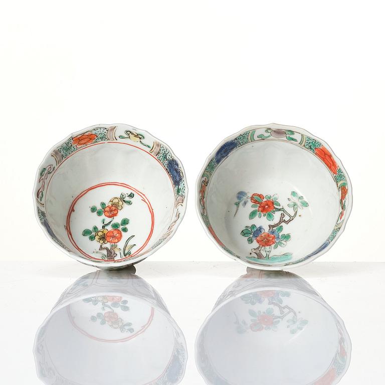 A pair of famille verte cups with stands, Qing dynasty, Kangxi (1662-1722).