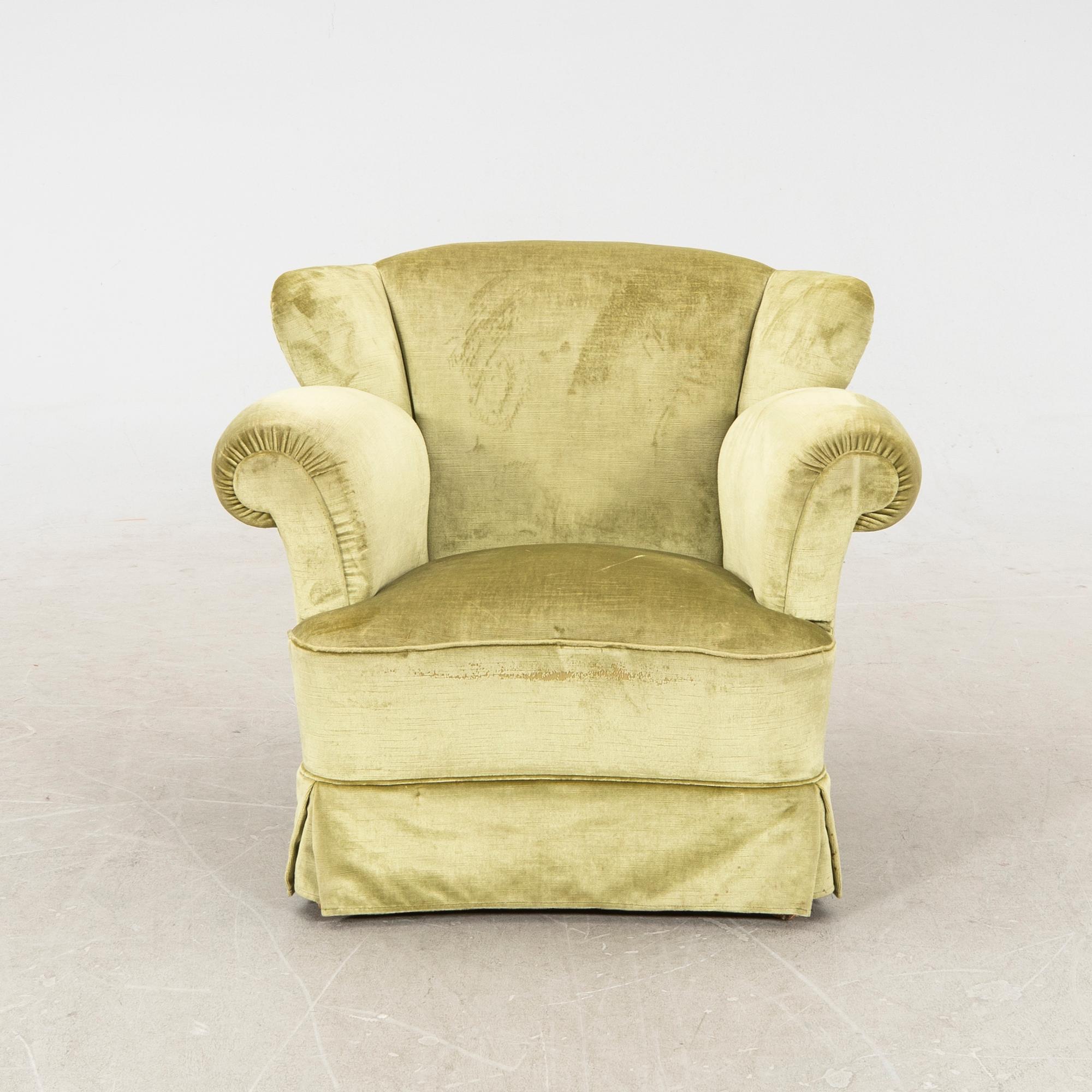 A 1940/50s armchair.