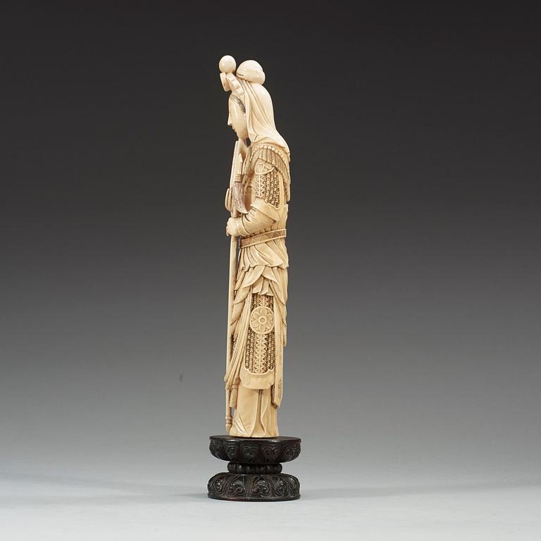 FIGURIN, elfenben. Skulpterad och delvis bemålad, föreställande den kvinnliga krigaren Mulan, Qingdynastin, 1800-tal.