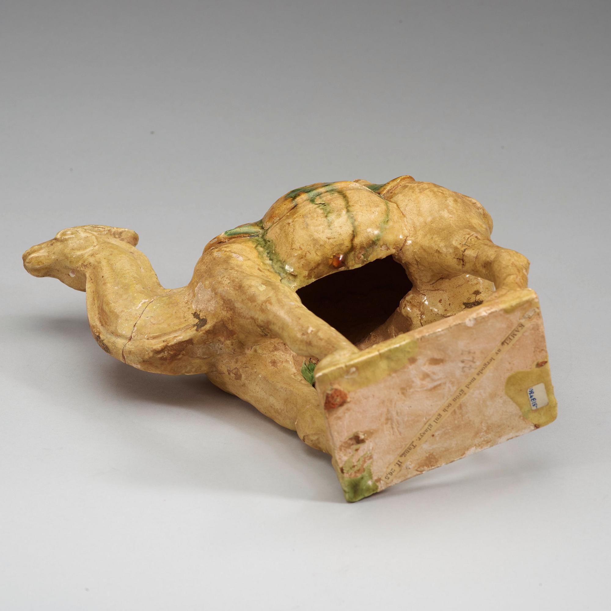 KAMEL, lergods, Tangstil 1900-tal. Kopia efter orginal.