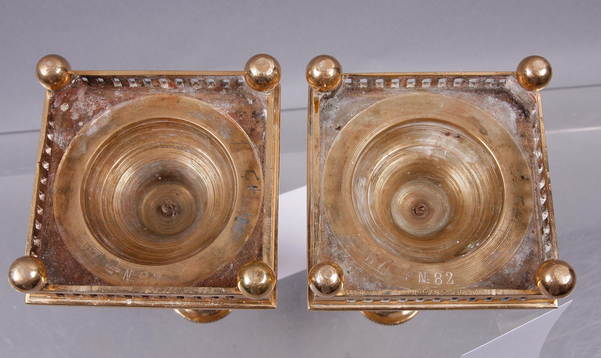 KOLONNLJUSSTAKAR, ett par, mässing. Skultuna, No 82.