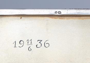 TOALETTSET, 3 delar, silver samt glas, bla Oscar Strömgren, Norrköping, 1859 resp 1900. Total silvervikt ca 239 gram.