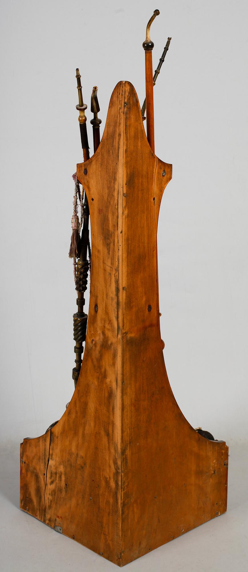 PIPSTÄLL MED 6 SJÖSKUMSPIPOR, 1800-tal.