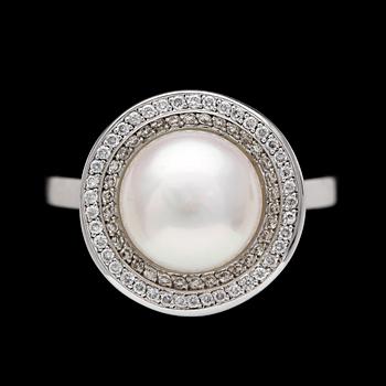 294. RING, odlad pärla med dubbelkrans av små briljantslipade diamanter, tot. ca 0.60 ct.