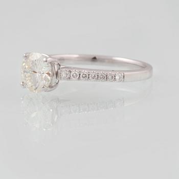 RING, 18K vitguld med briljantslipad diamant ca 1.01 ct. Vikt 3,3 gram.