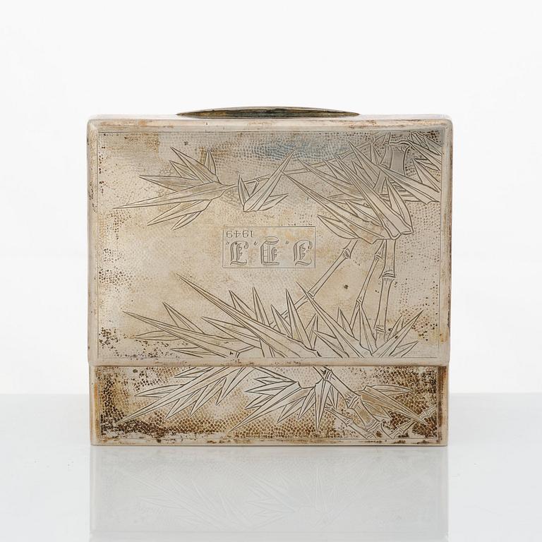 Askar med lock, två stycken, tändstickshållare och coaster, silver. Kina, olika mästarstämplar, 1900-tal.