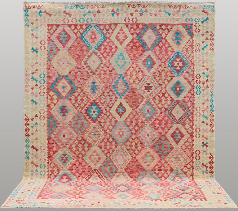 Kilim, ca 335 x 261 cm.