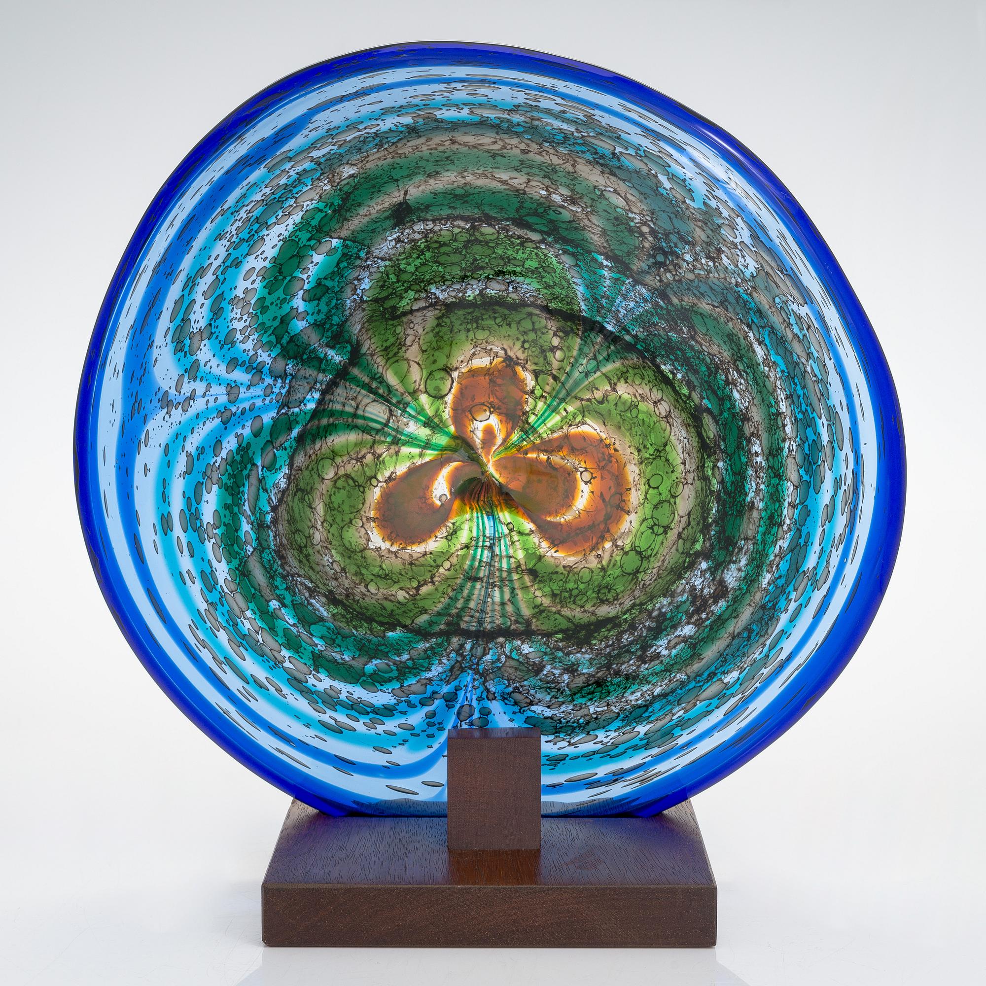 Björn Weckström, a decorative glass plate signed Björn Weckström Nuutajärvi Notsjö -77.