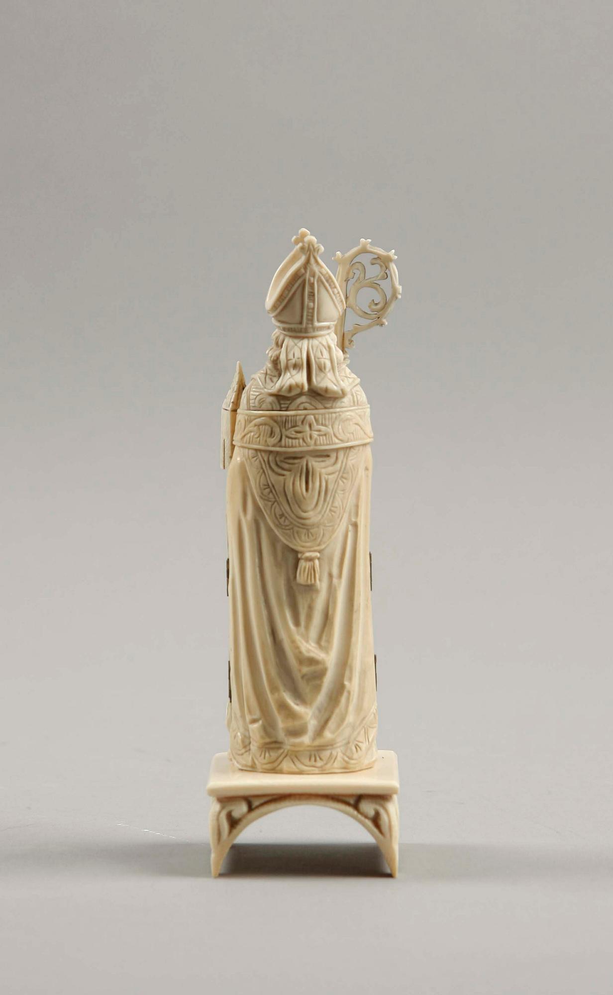FIGURIN, skuret ben, omkring 1900.