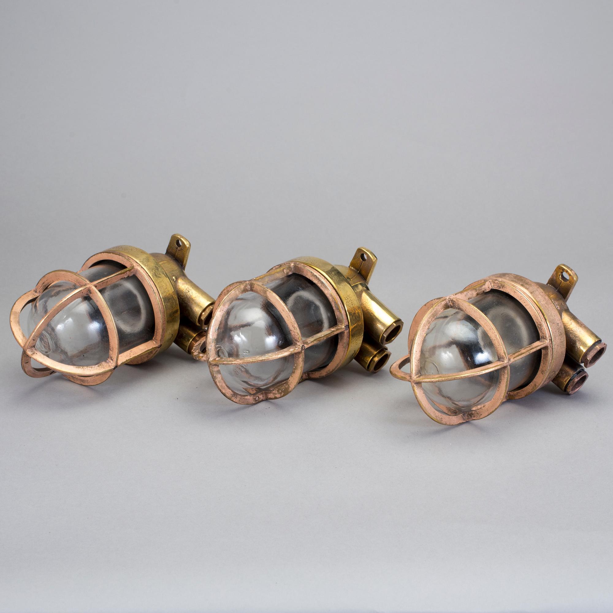 MÄSSBELYSNING, 3 st. Baker IS, 1900-talets mitt.