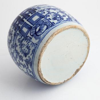 A blue and white porcelain ginger jar, China, late Qing dynasty, around 1900.