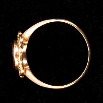 RING, guld 14K, karneol, Helsingfors 1949. Tot. vikt 3 g.