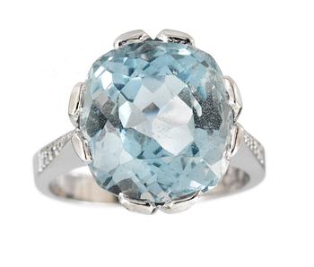 609. RING, fasetterad akvamarin med briljantslipade diamanter, tot. 0.40 ct.