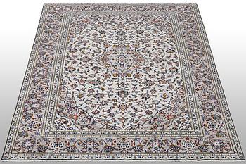 A carpet, Kashan, ca 293 x 191 cm.