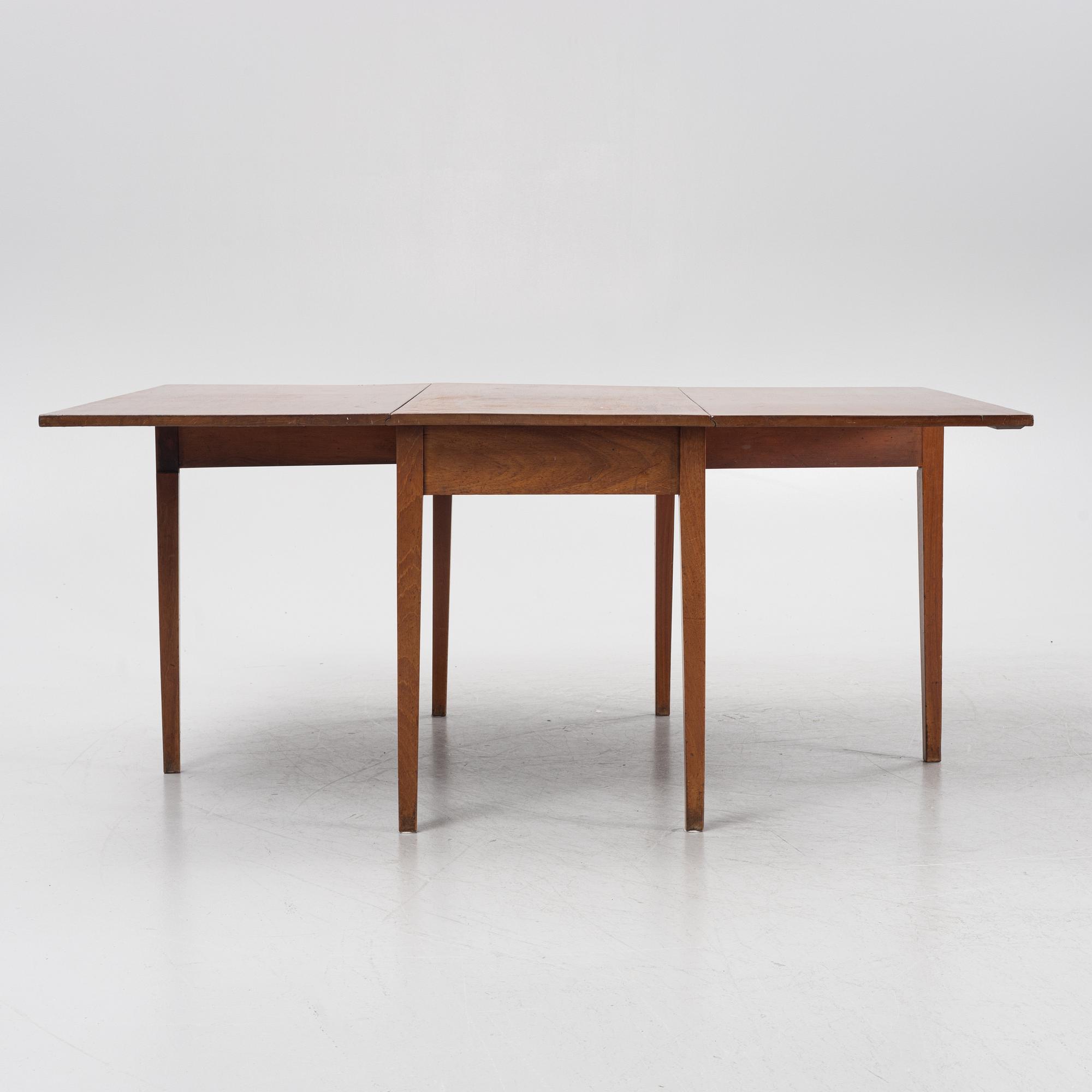 A mahogany drop leaf hunter's table, 19th Century.