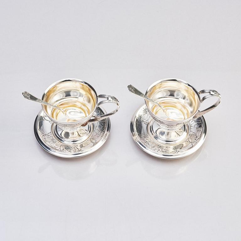 Teodor Werner & Co, ett par tekoppar med fat och skedar, silver, sannolikt Warzawa, 1899-1904.