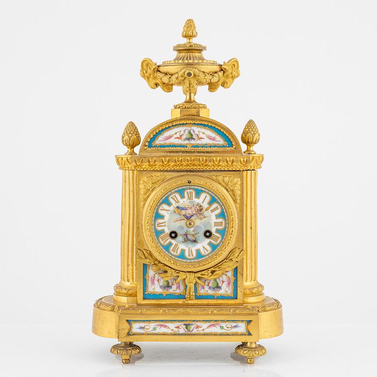 A Louis XVI-style mantel clock, Glasgow, around the year 1900.
