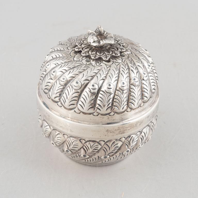 Round box with lid, silver, 20th century.