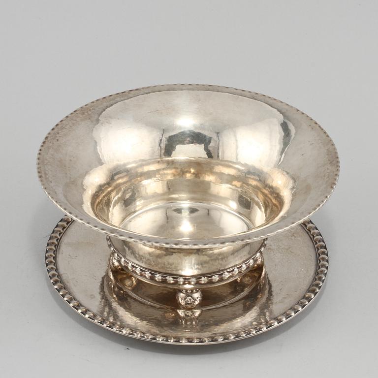 SKÅL med UNDERFAT, silver, K Andersson, Stockholm, 1917. Vikt 845 g.