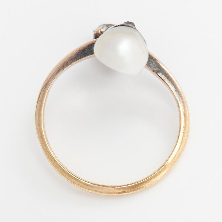 A 14K gold/silver ring set with old- and rose-cut diamonds, and most likely a natural pearl. Early 20th century.