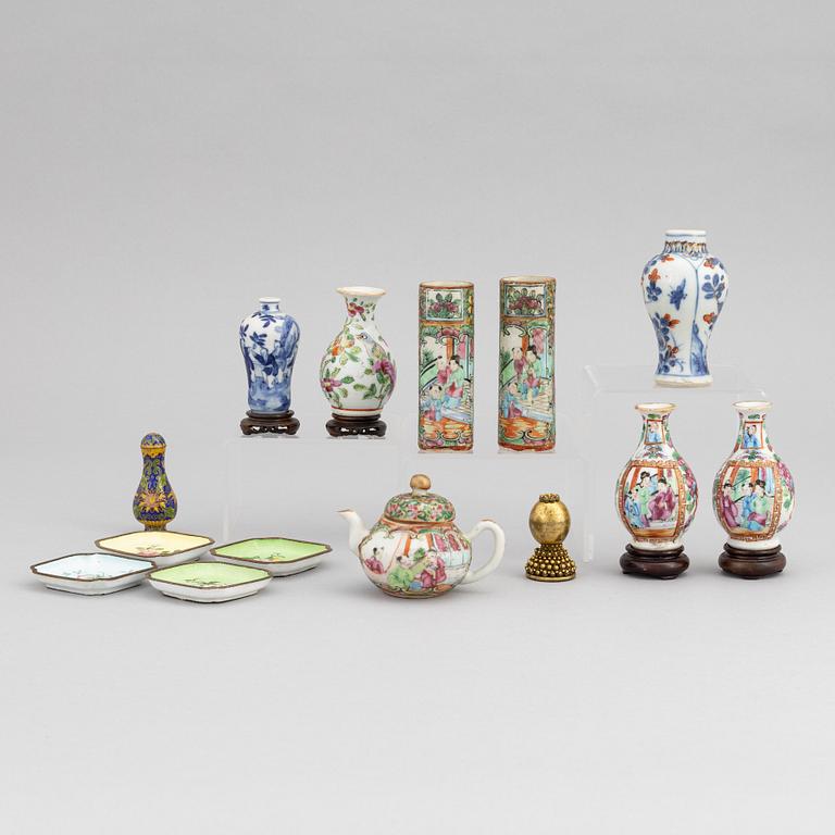 A group of Chinese miniature objects, 19th/20th century, 14 pieces.