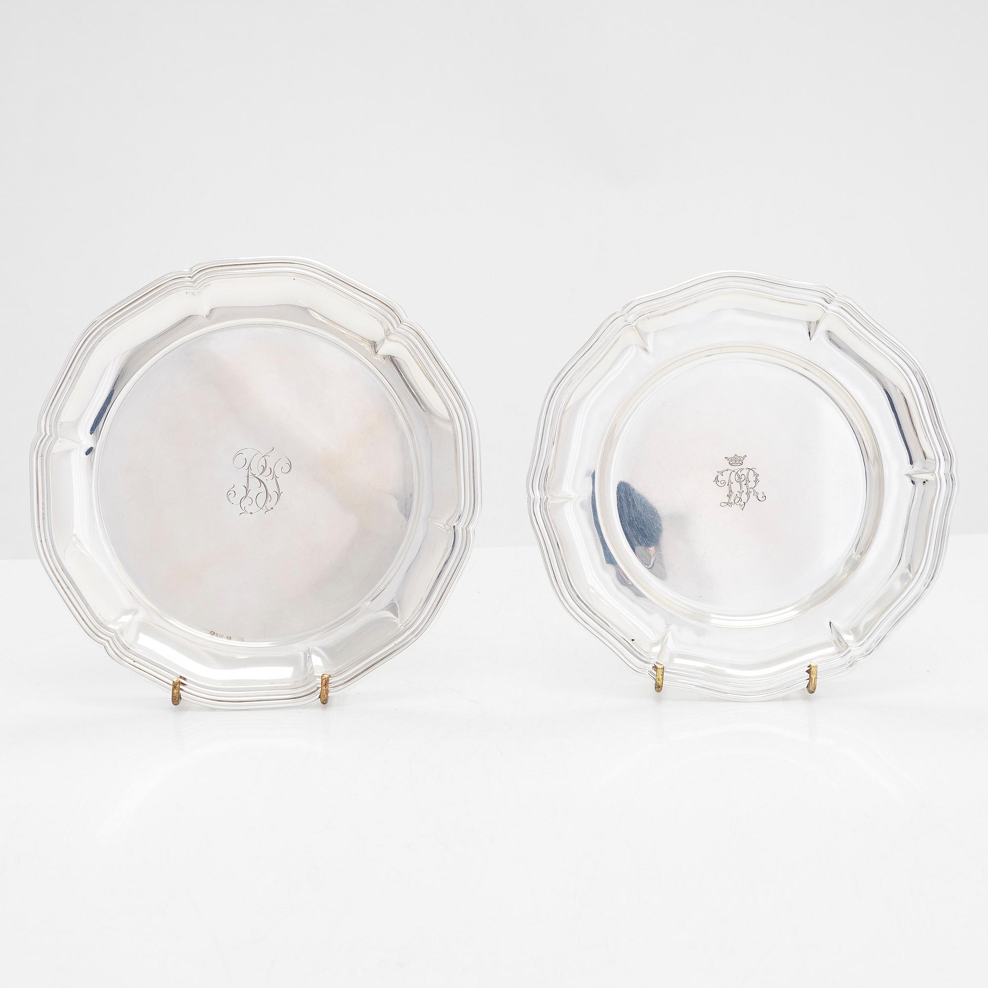 Uppläggningsfat, 4 st, och skålar, 2 st, silver, svenska, danska och finska stämplar 1918-1948, samt försilvrad coaster.