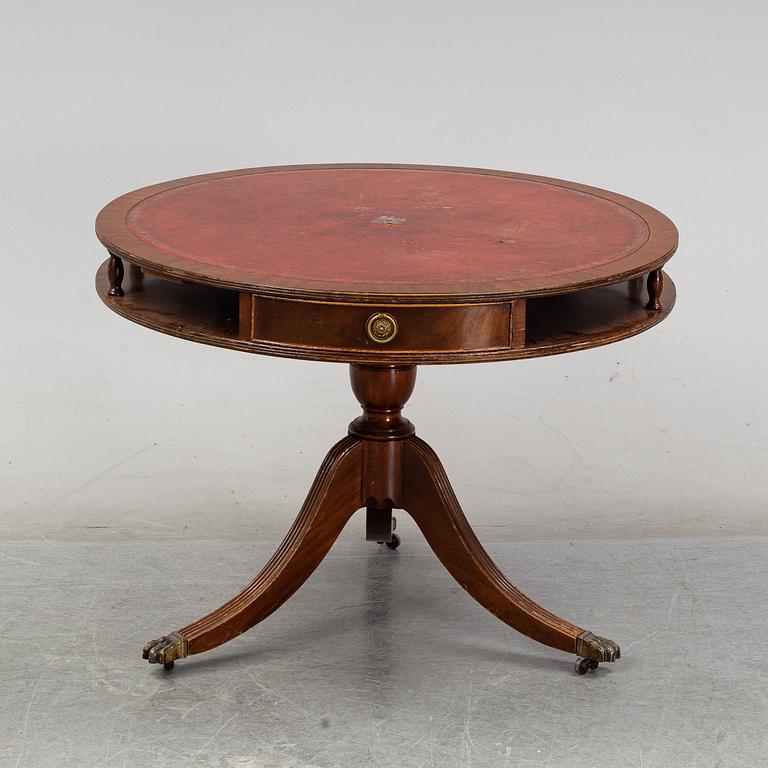 A mahogany carousel table, first half of the 20th Century.