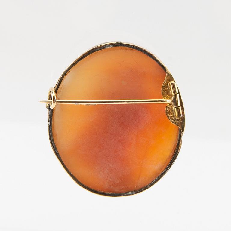 Johan Fredrik Axel Bergström, brosch 18K guld med skuren snäckskalskamé, Stockholm omkring år 1900.