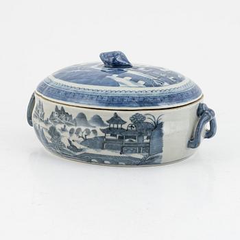 A blue and white Chinese export tureen with cover, Qingdynasty, 19th century.