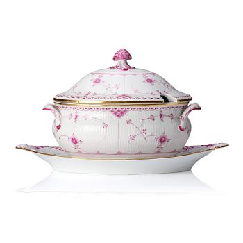 471. A Royal Copenhagen tureen with cover and stand, Denmark, 1894-1900.