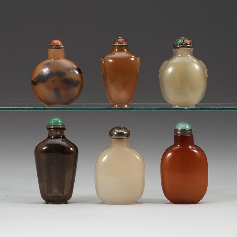A set of five agate and one smokey quarts snuff bottles, late Qing dynasty (1644-1912).
