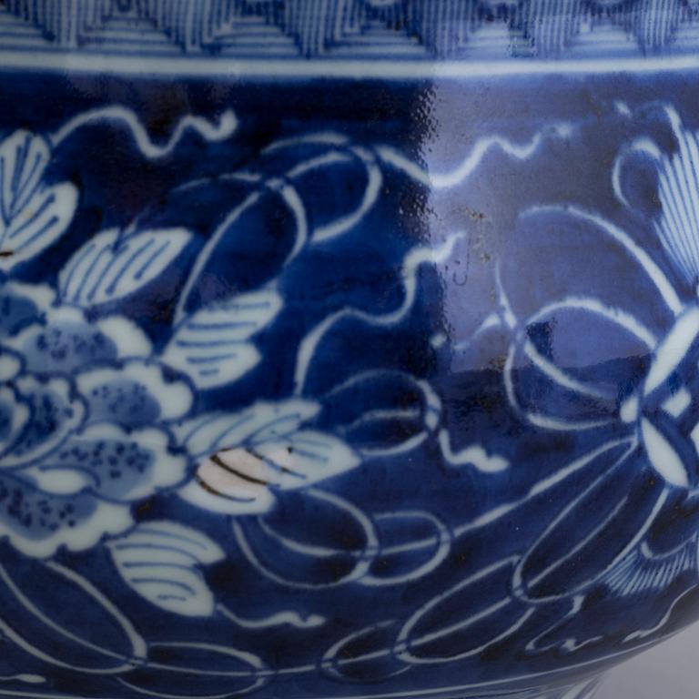 A large Chinese blue and white porcelain tureen with cover, Qing dynasty, 19th century.