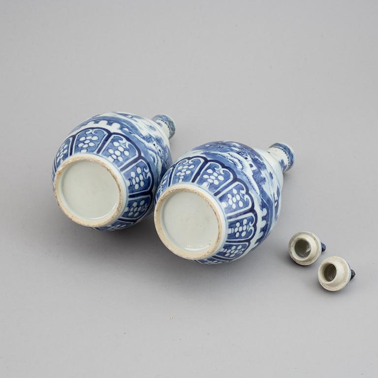 A pair of blue and white double gourd vases, Qing dynasty, Guangxu (1872-1908).