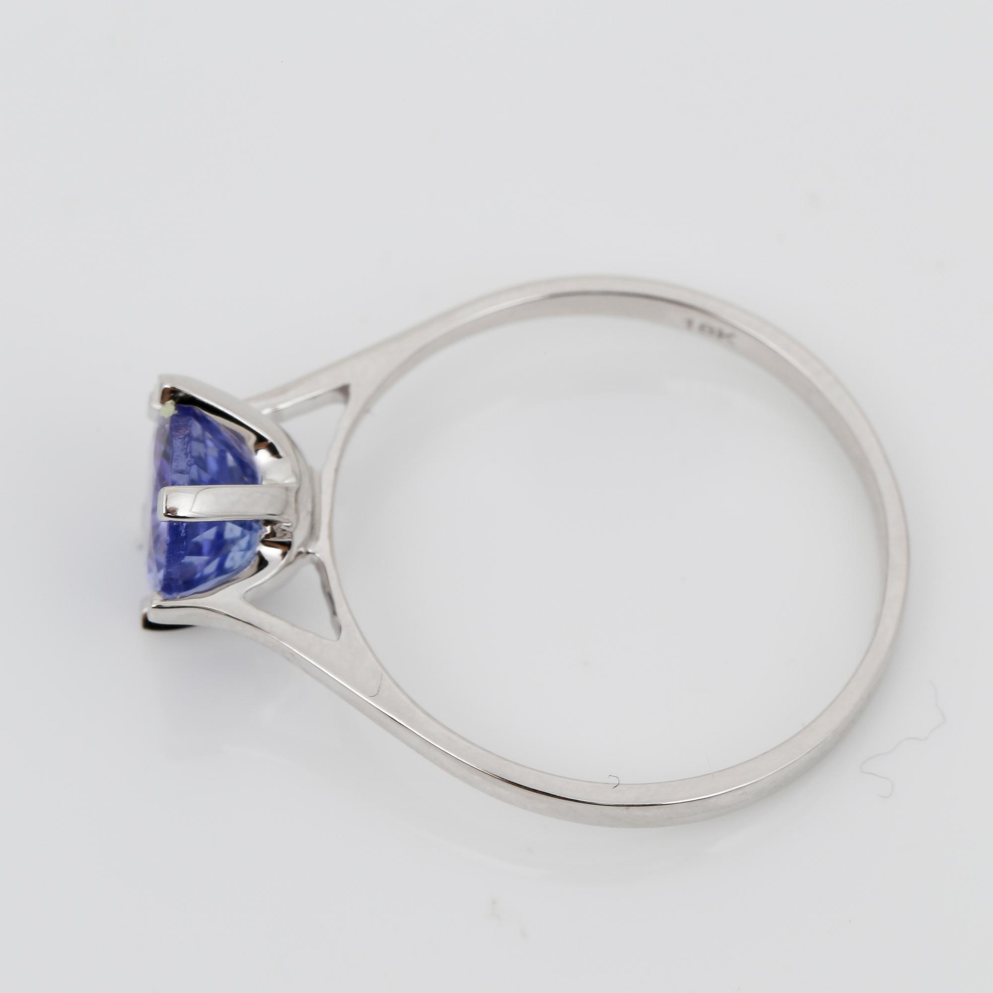RING, 18K vitguld med rundslipad tanzanit ca 1,40 ct. Vikt ca 2,06 g.