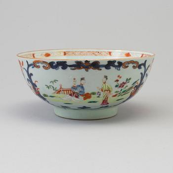 A famille rose and imari 'mandarin' figural export porcelain bowl, Qing dynasty, Qianlong (1736-95).