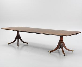 A mahogany George III-style diining table, later part of the 20th century.