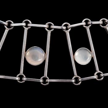 COLLIER MED ÖRHÄNGEN, ett par, silver och cabochonslipade månstenar. Sparr, Göteborg, 1956. Tot vikt 101,1g.