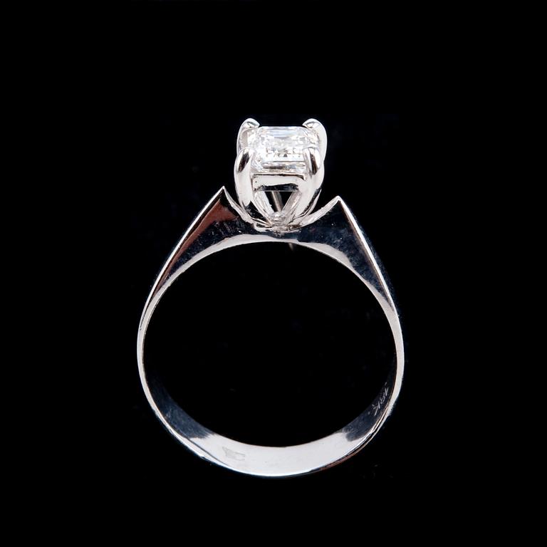 RING, smaragdslipad diamant ca 0.70 ct. H/vs-vvs.