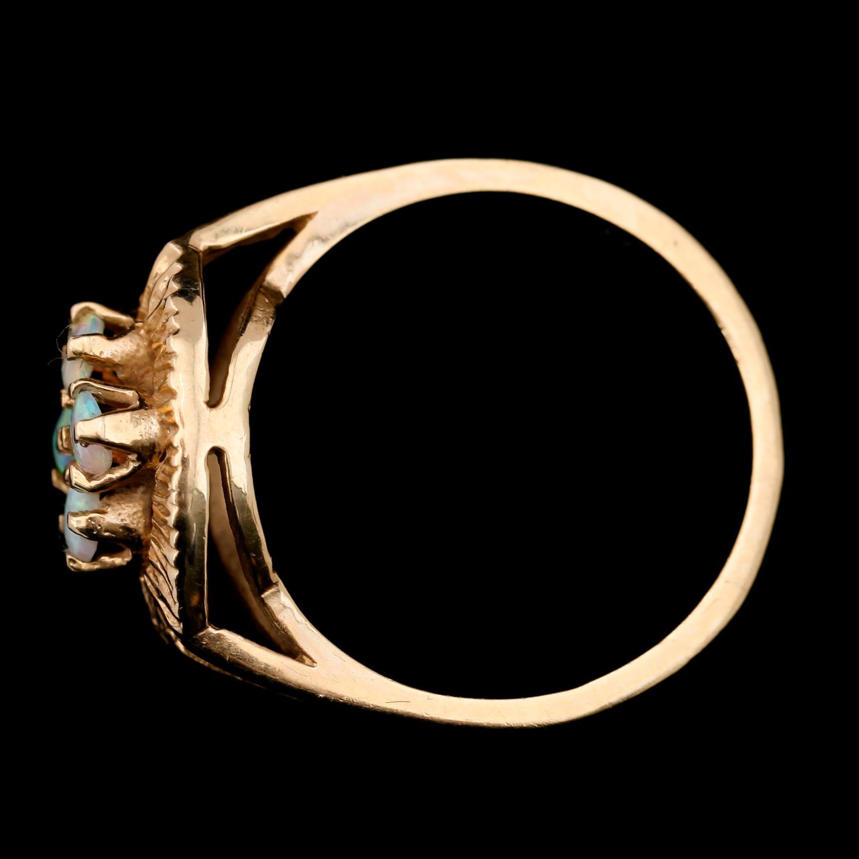 RING, 14K guld och opaler. Total vikt ca 3 g.