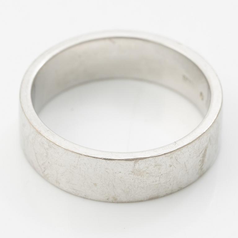18K white gold ring, Lantz, Stockholm 2011.
