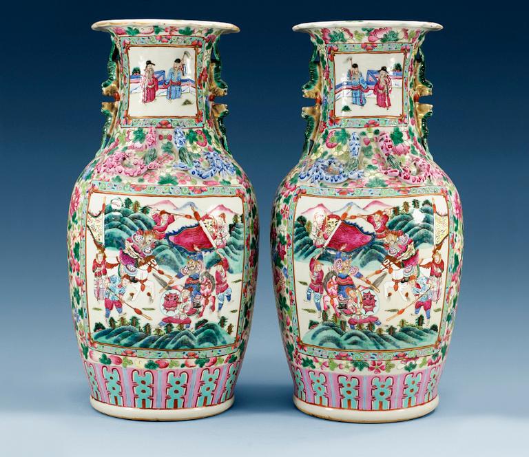GOLVVASER, ett par, porslin. Qing dynastin, Kanton, 1800-tal.