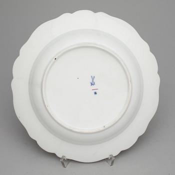 TALLRIKAR, 3 st porslin, Meissen, Marcolin respektive punkt period (1763-1814).